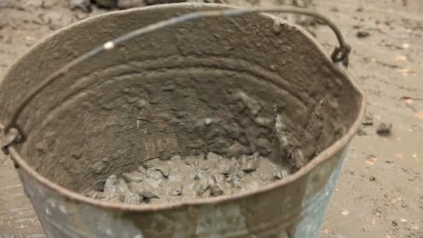 Bouwer gieten Cement in emmer - Video