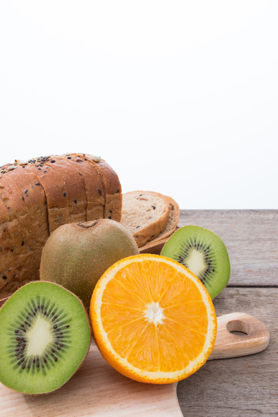 Ψωμί ολικής αλέσεως με φρούτα στο ξύλινο τραπέζι. - Φωτογραφία, εικόνα