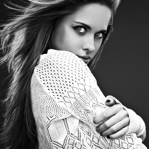 Black-white portrait of young stylish girl. - Fotoğraf, Görsel