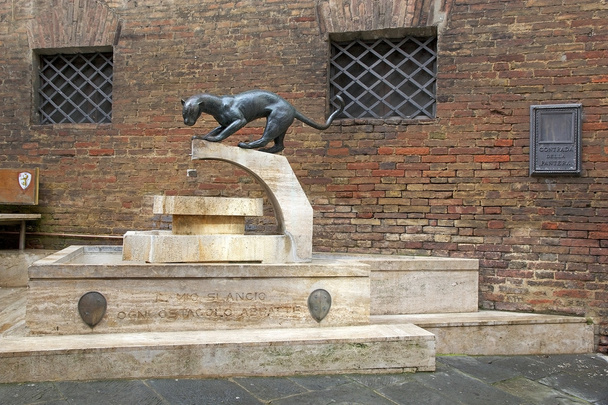 Pantherdenkmal an der Contrada-Grenze, Siena, Toskana, Italien - Foto, Bild
