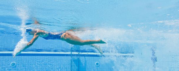 athlète féminine nageant devant ramper
 - Photo, image