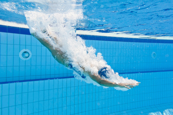 vrouw duikt in het zwembad - Foto, afbeelding