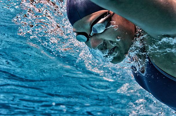 フリー スタイルの女子水泳選手 - 写真・画像
