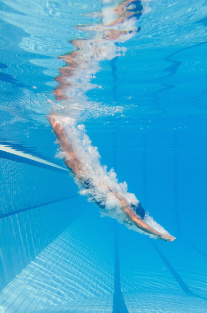 atleta femenina saltando a la piscina
 - Foto, Imagen