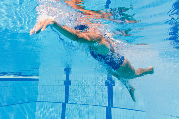 Le nageur fait un premier coup de rampement avant
 - Photo, image