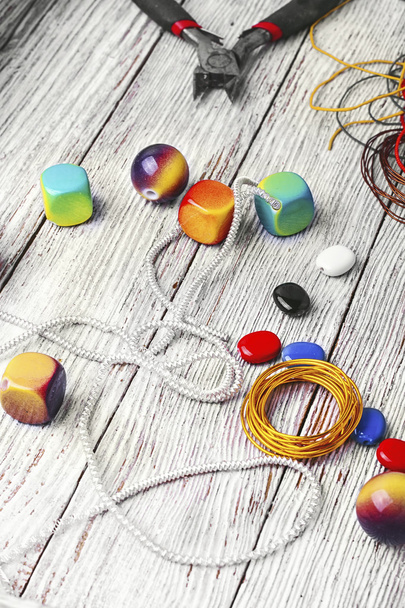ambacht van het maken van handgemaakte sieraden - Foto, afbeelding