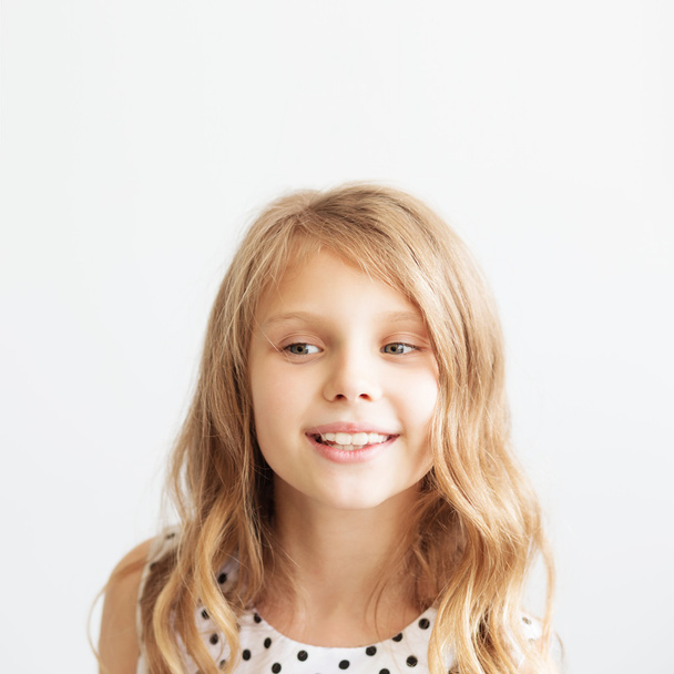Портрет крупным планом милой маленькой девочки
  - Фото, изображение