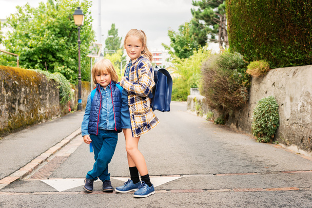 Милые дети с рюкзаками идут в школу
 - Фото, изображение