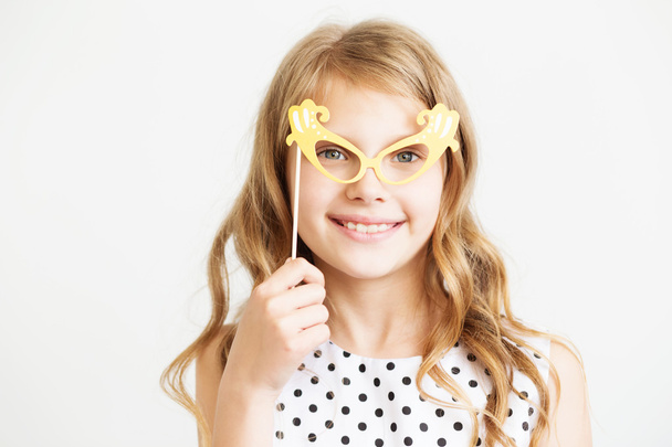Ritratto di una bella bambina con divertenti bicchieri di carta partito
 - Foto, immagini