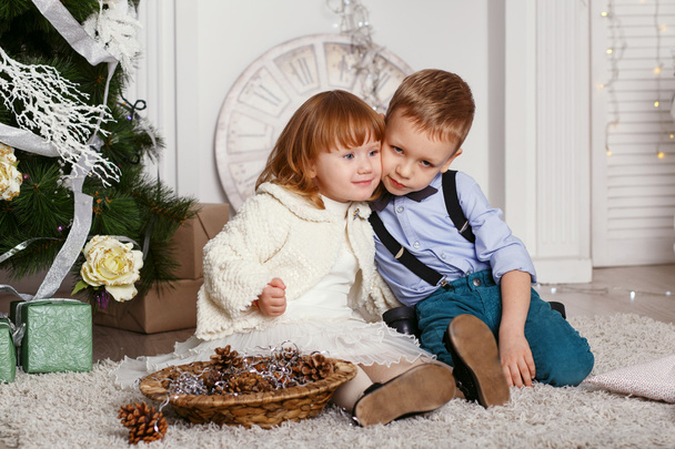 Crianças pequenas em decorações de Natal
 - Foto, Imagem