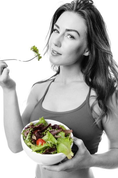 saludable mujer joven comiendo ensalada verde
 - Foto, Imagen