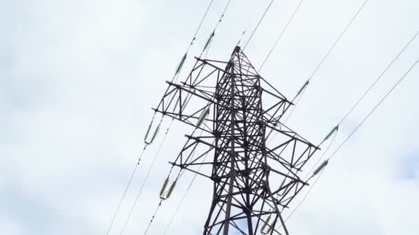 高電圧のポスト。高圧鉄塔の空の背景コマ撮り - 映像、動画