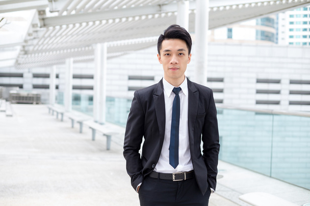 ビジネス スーツでアジア系の若いビジネスマン - 写真・画像