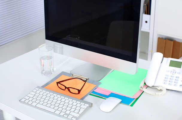Irodai munkahely laptoppal és okostelefonnal a fa asztalon - Fotó, kép
