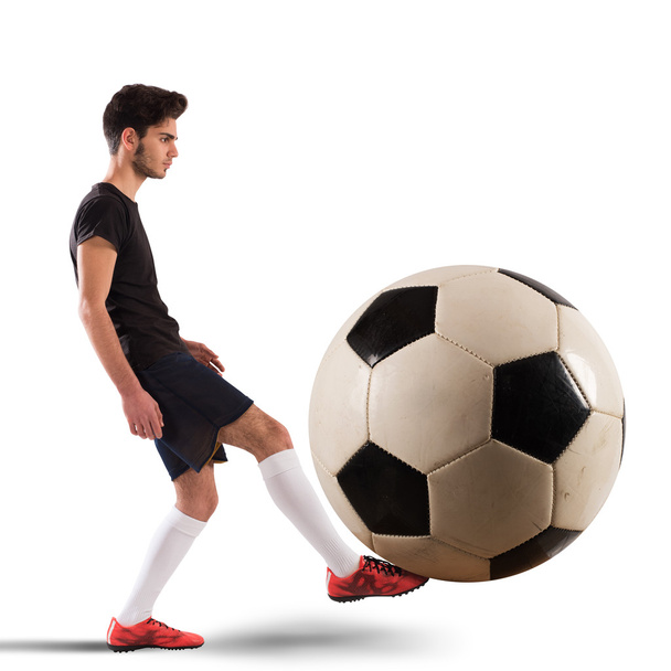 Nastoletnich piłkarz z piłką - Zdjęcie, obraz