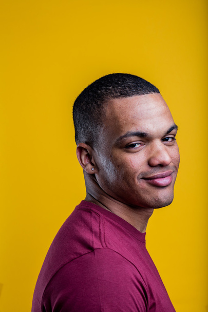 szkeptikus afro-amerikai férfi portréja - Fotó, kép
