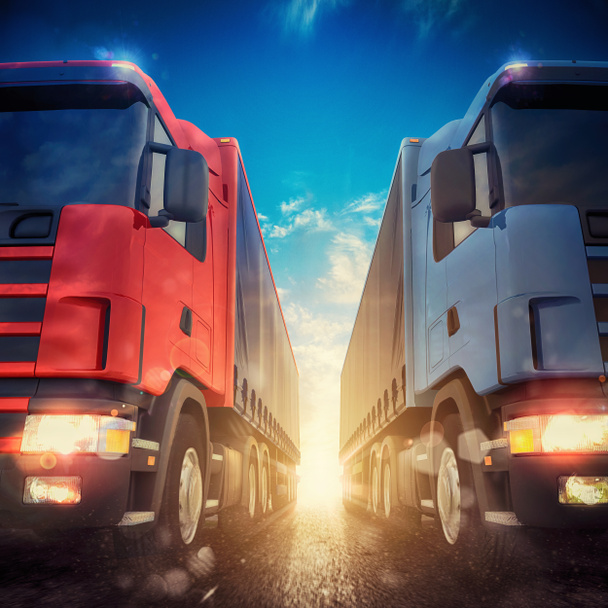 транспортные грузовики на шоссе
 - Фото, изображение