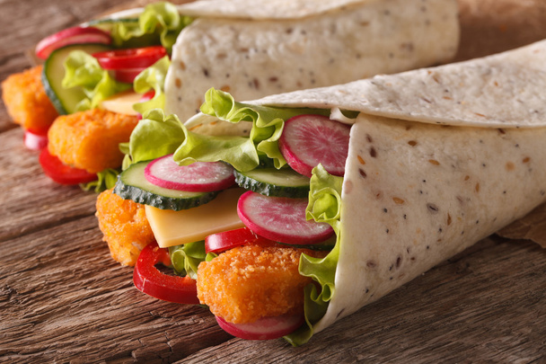 Burrito s rybí prsty a zeleniny makro. horizontální - Fotografie, Obrázek