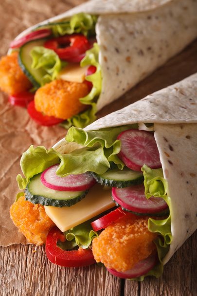 Rollo de sándwich con pescado y verduras macro. vertical
 - Foto, imagen