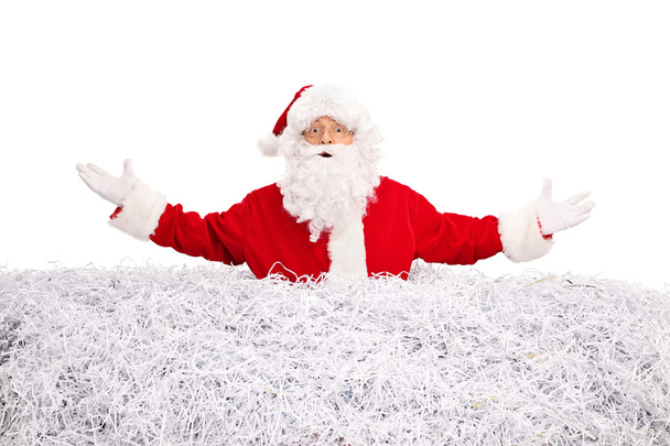 Papá Noel atrapado en una pila de papel rallado
  - Foto, imagen