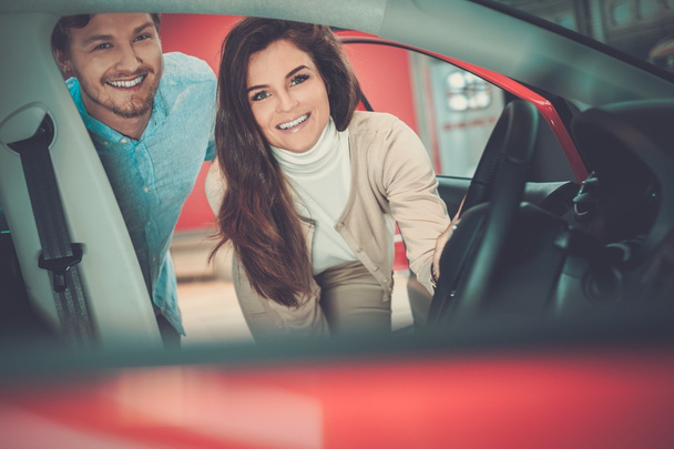 couple looking a new car  - Foto, afbeelding