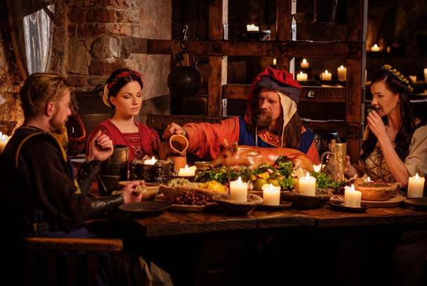 La gente medieval come y bebe
  - Foto, imagen