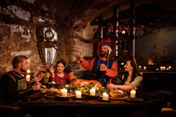 Middeleeuwse mensen eten en drinken  - Foto, afbeelding