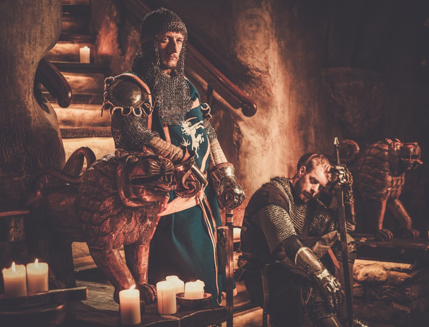 Middeleeuwse ridders in oude kasteel-interieur. - Foto, afbeelding