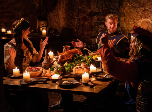 Pessoas medievais comem e bebem
  - Foto, Imagem