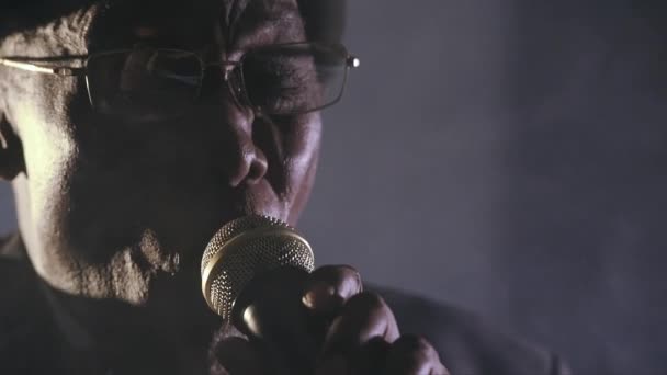 man singing in microphone - Video