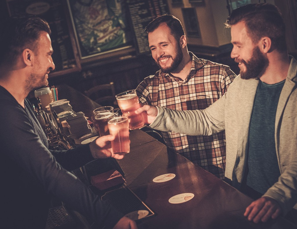 alte Freunde haben Spaß und trinken Bier vom Fass  - Foto, Bild