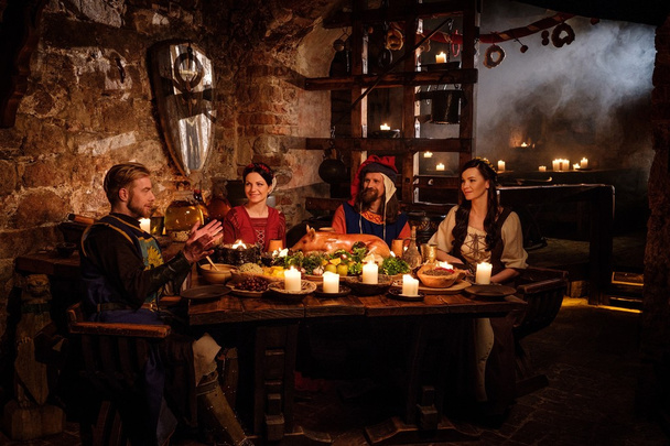 Μεσαιωνική άνθρωποι τρώνε και πίνουν  - Φωτογραφία, εικόνα