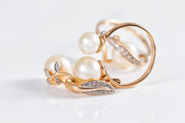 Elegant gold rings and gold earrings with pearls - Fotografie, Obrázek
