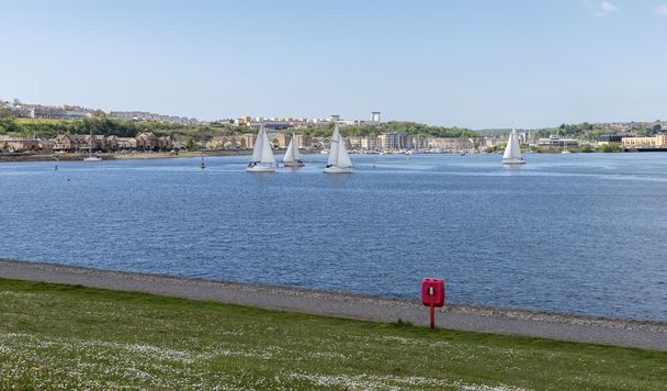 Cardiff Bay vista sull'acqua, con barche a vela
 - Foto, immagini