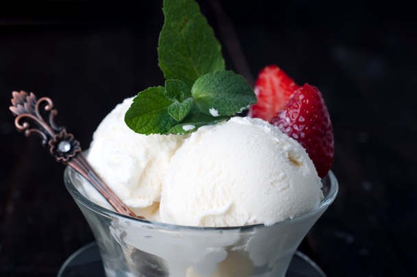 Полуничним морозивом
 - Фото, зображення