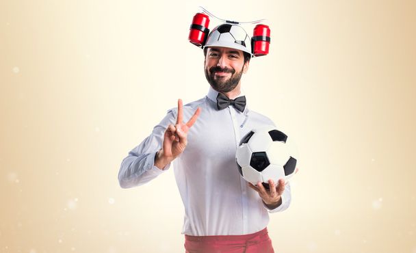 Bláznivý číšník drží fotbalový míč - Fotografie, Obrázek