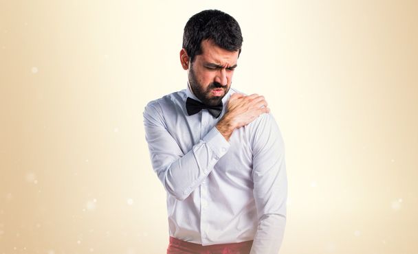 Waiter with back pain with shoulder pain - Photo, Image