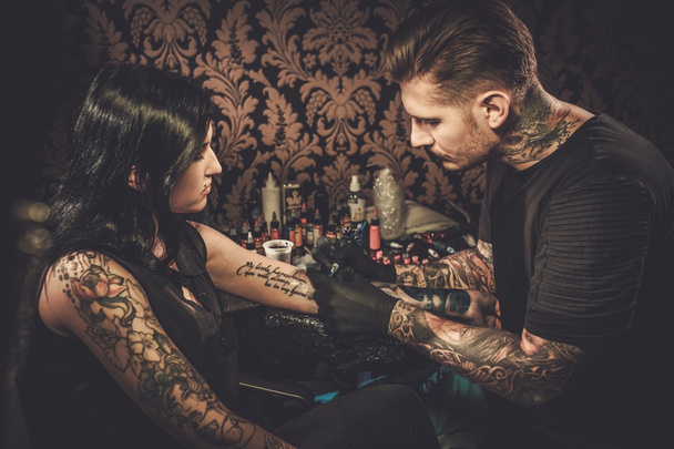 Artista profesional del tatuaje hace un tatuaje
  - Foto, Imagen