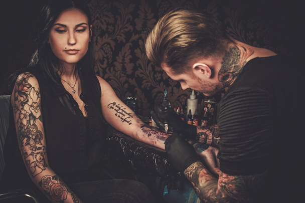 Професійний художник татуювання робить татуювання
  - Фото, зображення