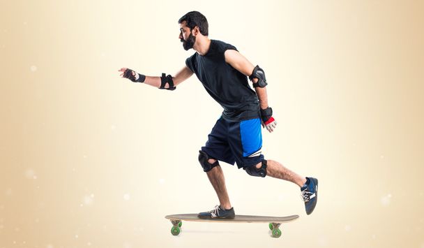 Homme chevauchant son skateboard
 - Photo, image