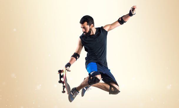 Чоловік зі стрибками зі скейтборду
 - Фото, зображення