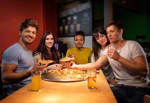 többnemzetiségű meg szórakozás táplálkozás pizza pizzéria. - Fotó, kép