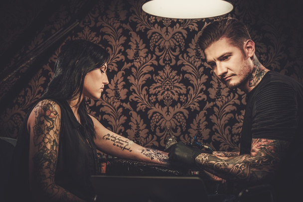 Profesjonalny tatuażysta robi tatuaż  - Zdjęcie, obraz