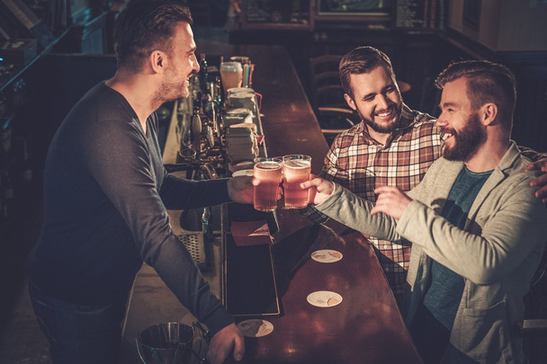 eski arkadaşlar eğlenmeye ve fıçı bira içme  - Fotoğraf, Görsel