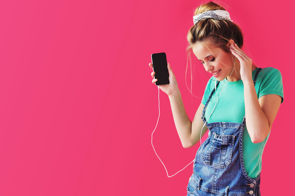 Positive girl listening to music in earphones - Foto, Bild