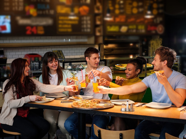 többnemzetiségű meg szórakozás táplálkozás pizza pizzéria. - Fotó, kép