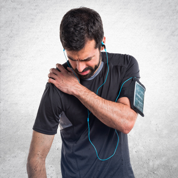 Esportista com dor no ombro
 - Foto, Imagem