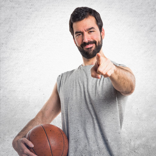 Kosárlabdázni, rámutatva, hogy az első ember - Fotó, kép