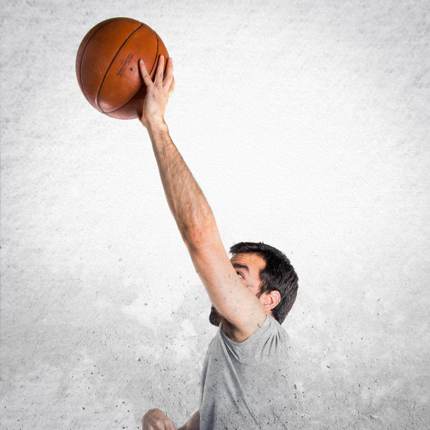Ο άνθρωπος που παίζει μπάσκετ άλμα - Φωτογραφία, εικόνα