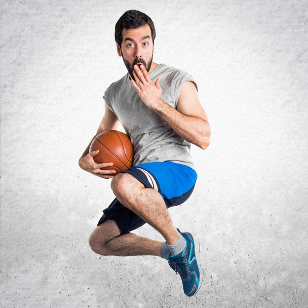 Ember játszik kosárlabda jumping, és ezzel a meglepetés gesztus - Fotó, kép